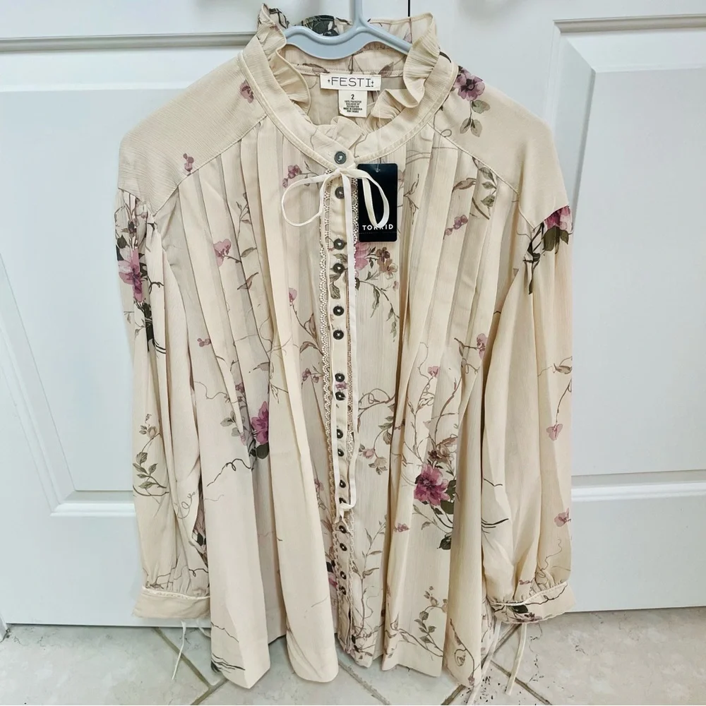 NWT Torrid Festi Ivory Floral Pleated Ruffle Neck Ribbon Accent Romantic Blouse - Picture 2 of 12